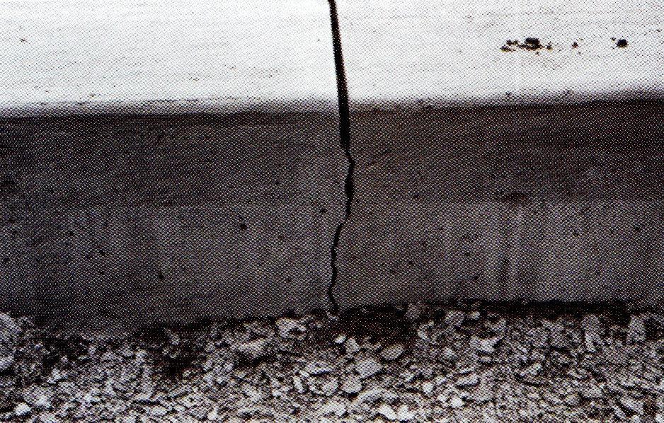 36 Kuva 21. Sahasauman kohdalta haljennut lattia [24]. Halkeilun vaikutukset betonirakenteeseen ovat moninaiset.