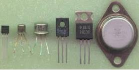 Kunkin transistorityypin jalkajärjestys etsitään elektroniikan komponenttien datakirjoista, joista löytyvät muutkin komponentin arvot. KUVA 60. Transistorin jalkojen järjestys (fi.wikipedia.