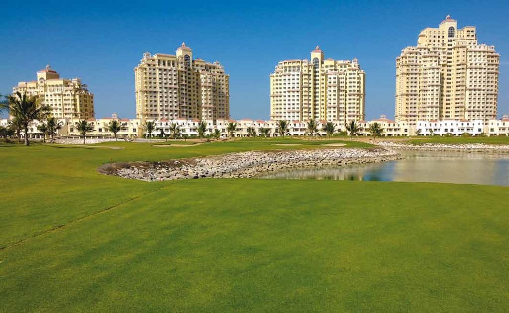 Ras Al KHAIMAH Kuvassa vasemmalla Al Hamran väylä 11, veden yli lyötävä 170/145 metrinen par kolmonen. Taustalla vaatimaton hotellikompleksi ei kuitenkaan meidän.