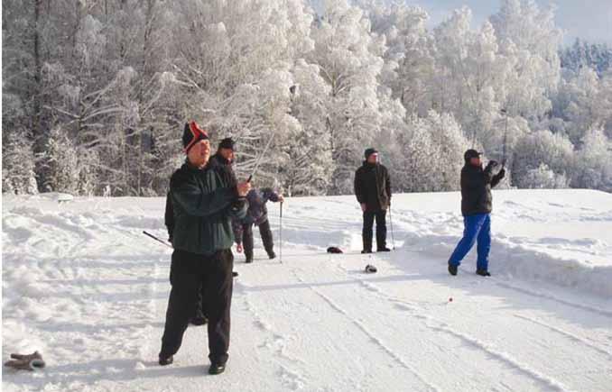 Talvigolf Lahden tapaan eli PÖLKKYGOLF Golfia harrastetaan talvella monella paikkakunnalla ja tavalla.