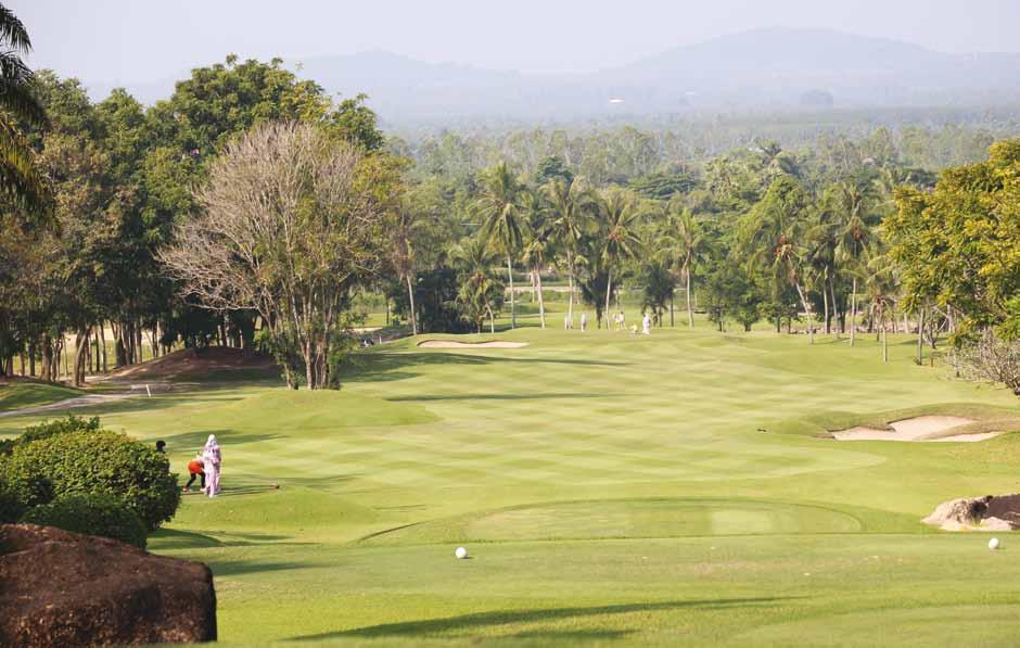 Thaimaa tarjoaa huikeat kentät Thaimaa ei tarjoa pelkkiä aurinkorantoja ja houkuttelevia baarityttöjä. Se avaa golfarille upeat kentät ja kohtuullisen halvat kenttämaksut.