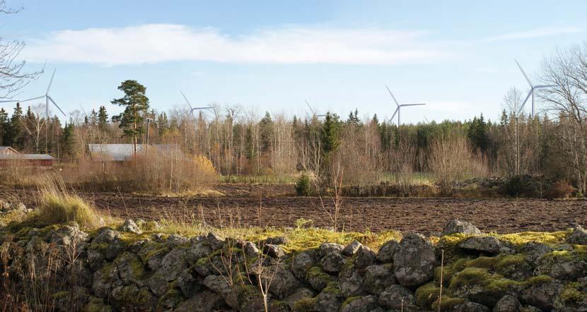 moin Riispyyn kylätieltä ja seurantalolta etelään katsottaessa. Voimalat kuitenkin nousevat vain vähän metsän yläpuolelle ja paikoin ne peittyvät puiden taakse.