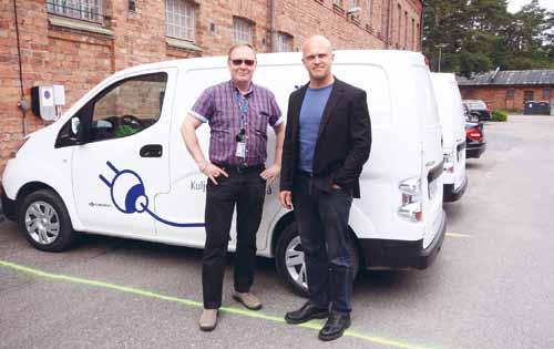 Rakennuslaitoksen Helsingin palveluyksikön sähkövastaava Kari Pirinen ja kiinteistöpalvelupäällikkö Marko Hirvonen ovat tyytyväisiä sähköautojen hankintaan.