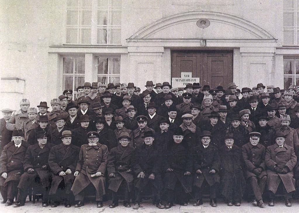Foto: erakogu 17. Eesti Metsateadlaste päevast osavõtjad 1940. aasta aprillis. Aleksis Ostrat fotol esireas vasakult teine. saadi aurutamise teel kuldkollane siirup.