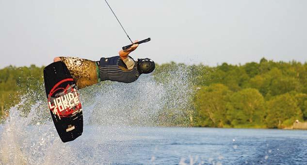 HOBI TEKST JA FOTOD KAREL KANGRO FOTOD ANDREAS MEISTER, BRIT KASK Veelauasõit ehk wakeboarding on veesuusatamise versioon lumelauasõidust, selle vahega, et veelaual on kiilud all, sõidetakse kaatri