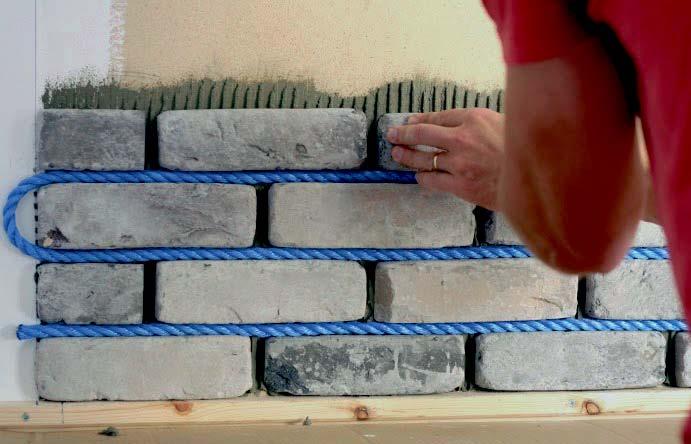 Tiiliratkaisut Käsinlyötyjen tiililaattojen asennusohje Tiililaatat kiinnitetään keraamisten laattojen tapaan jo olemassa olevaan seinäpintaan.
