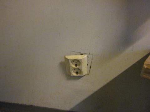 Tarkastuksella yhdessä naisten erillisen matkaselliosaston tyhjänä olevassa sellissä oli erittäin paha haju, koska wc-pöntössä olleet oksennukset olivat jääneet vetämättä.