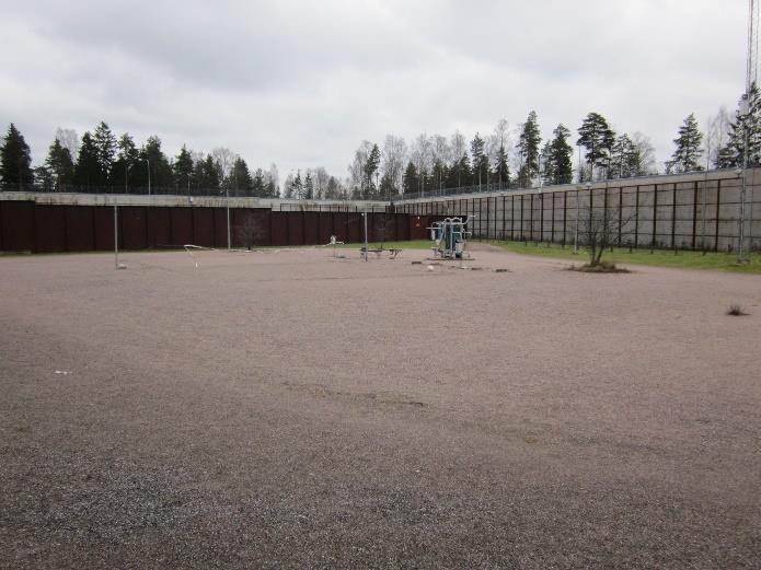 5 / 51 Ulkoilutilat ovat poikkeuksellisen hyvät laajuudeltaan ja olosuhteiltaan. Vankilalla on neljä isompaa ulkoilutilaa, joista kolmessa painonnostovälineet ja kaikissa on sadekatokset.