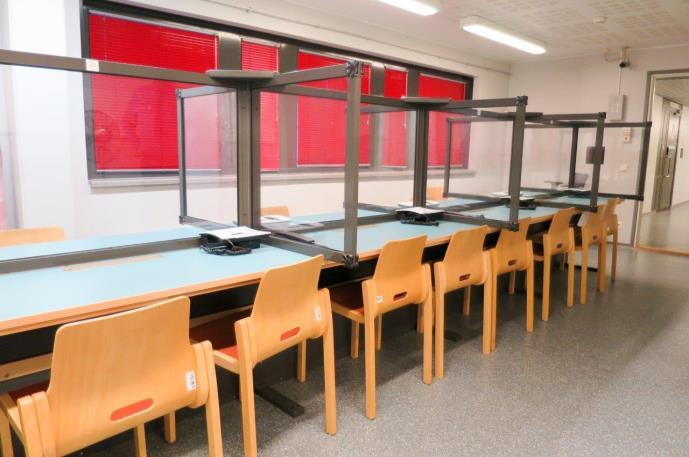 sijaitsivat. Odotusaula ja tapaamistilat Vierailijoiden odotusaulassa oli asianmukainen inva-wc, jossa oli myös pesutila (suihkumahdollisuus).