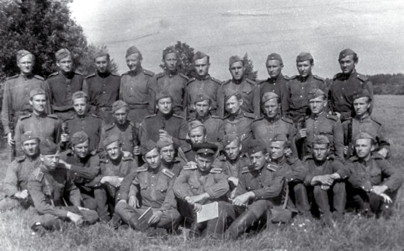 MEMUAARID Foto 1. Sõjaväelaager Reiu jõe ääres augustis 1951. Esireas 3 jaoülemat (pilotkadega) ja meie rühmaülem (ohvitserimütsiga) 20 mine rohkem kui tagasihoidlik, isegi puudulik.