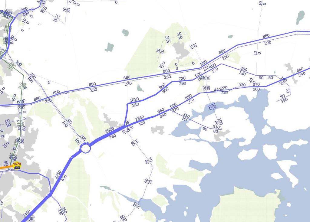 Näistä noin neljännes tulee Söderkullan suunnasta. Itäkeskuksen bussiterminaalin laiturikapasiteetti ylittyy selvästi, noin 15 lähdöllä/h.