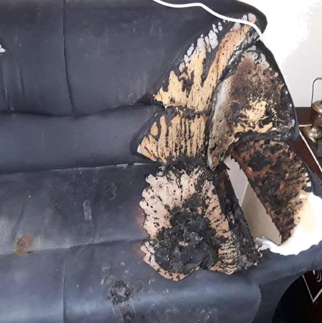 19 Tapaus 2: Tarkempi kuva palaneesta sohvasta. Sohva sisältää huomattavan määrän erittäin myrkyllistä savukaasua tuottavaa muovipohjaista istuinpehmustetta.