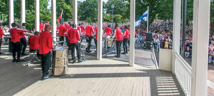 puistokonsertit ja Tattoo-katu Park Concerts and Tattoo Street PUISTOKONSERTIT Nauti upeista musiikkiesityksistä kesäpäivinä.