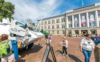 ERIKOISUUKSIA Something Something special special Puolustusvoimat 100 vuotta -juhlavuoden kunniaksi musiikki soi Reserviupseerikoulun päärakennuksen edessä torstaista lauantaihin.