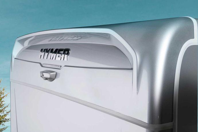HYMER Exsis-i -malliin lisävarusteena saatava peruutuskamera yhdistyy saumattomasti perän kauniiseen muotoiluun.