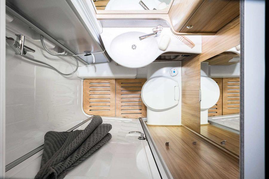 Hymermobil Exsis-i - Pesutila Täällä oleskelee mielellään.