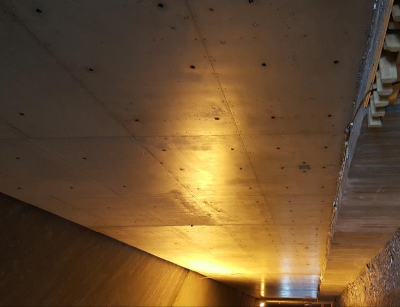 26 ITB:lla tehty tunnelinseinä, GRK, Pasila, Teollisuuskatu Massan pudotuskorkeudella voi olla vaikutusta pintahuokosten määrää, varsinkin kun se ylittää 2 metriä.