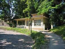 1935 ehitati Matteuse projekti järgi Vallikraavi tänava äärde turistide teenindamise paviljon ja asuti krundi sügavusse matkakodu planeerimisele ( projekt 1936, muudetud projekt 1940, valmis 1943 ).