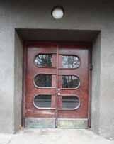 aasta projektis hõlmasid äriruumid kogu esimese korruse, 1938. aasta projektis vähendati äriruumide osakaalu, need jäid ainult tänava poole, hoovi poole ehitati äriruumiga ühendatud korterid.