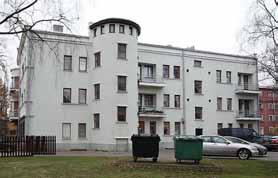 Kolmekorruselise kivist korterelamu esimene korrus on kaetud terrasiitkrohviga, ülemised korrused lubikrohviga.
