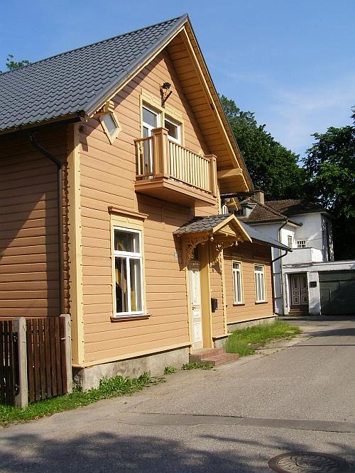 sajandi II poolel ehitatud puumajad, millest Õpetaja 11 on miljööväärtusliku üksikobjektina kaitse all.