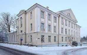 Uusklassitsistliku kujundusega (joonia pilastrid, kolmnurkviil) sümmeetrilise fassaadilahendusega hoone.