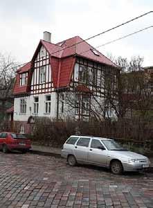 Akende prossijaotus on korruste kaupa erinev, kuid aknad tunduvad olevat algsed.