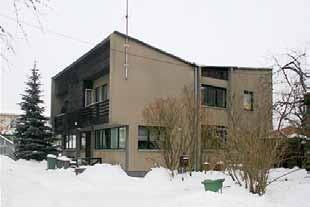 102A on T104 projekti pealt kopeeritud, hiljem lisatud garaaž. Tumeda krohviga kahekorruselised elamud. Sissepääs aktsendiks keraamilisest tellisest. 1960-70.