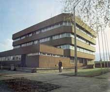 Külgsissepääs Loomet Raudsepa algne sisekujundus. Vaade enne renoveerimist Eesti küla ehitab. Eesti Raamat, 1983. Ehitatud Tartu KEKi peahooneks. 2004.