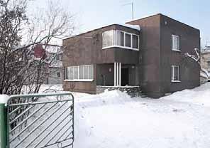 Aljaste TLV LPMKO arhiiv Terrasiitkrohvitud esimesele, suhtelisel suletud korrusele toetub puiduga viimistletud massiivne teine korrus.