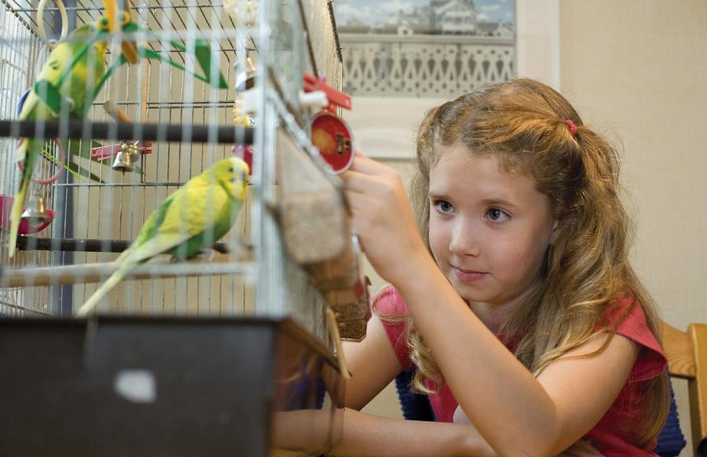 Sara leikattiin, jonka jälkeen hän alkoi opetella puheprosessorin pitämistä ja äänien tulkitsemista. Saralla oli edessään pitkä matka äänten maailmaan.