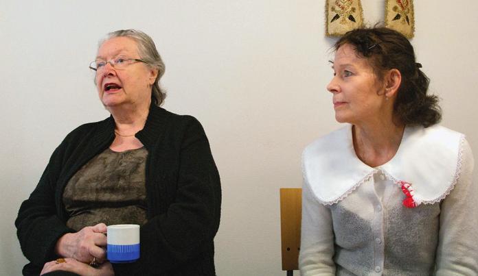 REPORTAASI Irene Antonoff (vas.) ja Anneli Nortesuo nauttivat kirjallisuuspiirin antoisista keskusteluista. Olen aika uusi jäsen. Tuntui heti siltä, että ihmiset ovat täällä äärettömän mukavia.