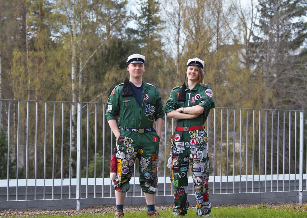 FUKSISEKTORI JA TUTORIT ESITTÄYTYVÄT Nimi: Pekka Moilanen Kotikoti: Inari Puhelin: 040 5838817 Sähköposti: pekka.moilanen@student.tut.fi Hei vaan fuksi!