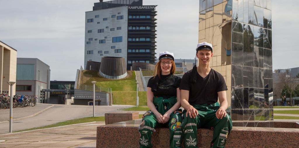 Nimi: Siiri Lampela Kotikoti: Oulu Puhelin: 0505256510 Sähköposti: siiri.lampela@student.tut.fi Moikka moi fuksit! Onnittelut opiskelupaikasta ja erittäin hyvästä päätöksestä hakea nimenomaan YKI:lle!