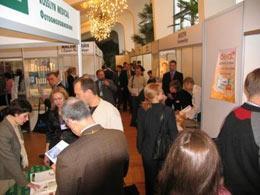 Juhtum Plastic Exebitioni näituseboksides 2004 Düsseldorfis müügiesindajad: hiinlased, hindud, argentiinlane, rootslane. Tööaeg kella 10.00-18.00. Esimesed, kes hommikul kohale jõudsid, olid hiinlased ja rootslane.