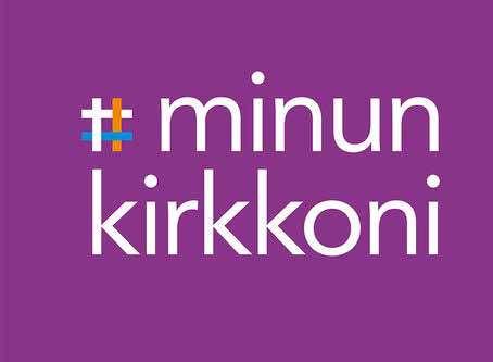 Silmä viipyilee välkehtivässä järvenselässä, rantakallioissa, kivien koloissa ja vehreässä maisemassa, jota vielä täplittävät hevoset, lampaat ja muut eläimet. Mieli seisahtuu.