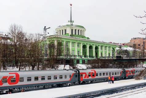 Murmanskin rautatieasema (вокза л Му рманск) sijaitsee noin 400 metrin etäisyydellä Jäämerestä. Pietariin ja Moskovaan on lähes päivittäinen junayhteys.