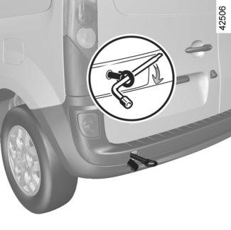 Käytä hinauksessa ainoastaan hinaussilmukoita, jotka sijaitsevat auton keulassa ja perässä (älä koskaan vedä vetoakseliputkista).