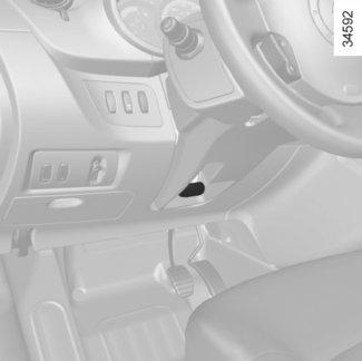 OHJAUSPYÖRÄ/OHJAUSTEHOSTIN 1 Ohjaustehostin Muuttuvatehosteista ohjausta ohjaa elektroninen ohjausyksikkö, joka säätää tehostuksen määrää suhteessa auton ajonopeuteen.