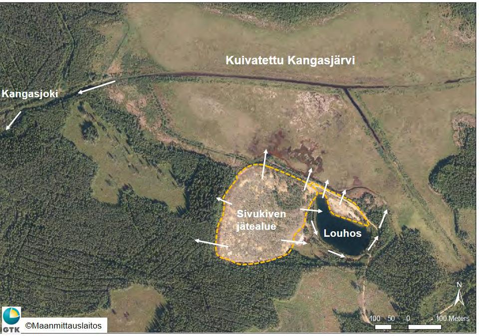 Kuva 17. Ilmakuvakartalla Kangasjärven suljetun kaivosalueen sivukiven jätealueen ja vedellä täyttyneen louhoksen sijainnit kuivatun Kangasjärven etelärannalla, Keitele, Pohjois-Savo.