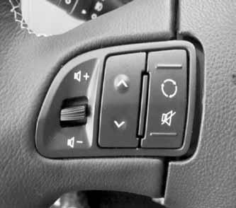 Autosi ominaisuudet Ohjauspyörän näppäimet Ohjauspyörän monitoiminäppäimet* Viritin CD/iPod/USB BT BT Keskusyksikkö Viritin Lyhyt painallus: Esivalinta ylös/alas Pitkä painallus: Pikahaku ylös/alas