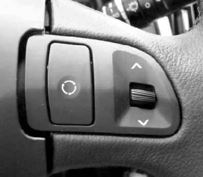 Autosi ominaisuudet Ohjauspyörän näppäimet* Viritin CD/iPod/USB Kaikki Keskusyksikkö Viritin Lyhyt painallus: Esivalinta ylös/alas Pitkä painallus: Pikahaku ylös/alas Lyhyt painallus: