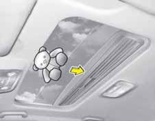 Autosi ominaisuudet OED036064 Kattoluukun liu uttaminen Kattoluukun avaaminen automaattisesti: Paina liu utusnäppäintä (1) yli 0,5 sekuntia ja vapauta se sitten.