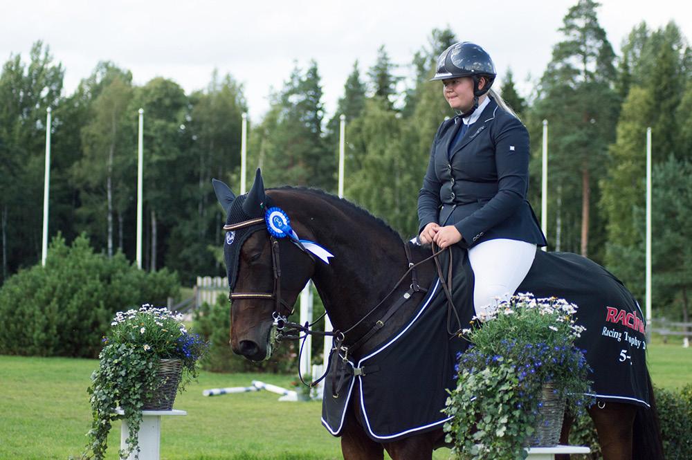 ESTERATSASTUKSEN ARVOSTELUMENETELMÄT A.0.0 Vain ilman virhepisteitä enimmäisajan sisällä radan suorittaneet ratsukot palkitaan. Ei uusintaa. A.1.0 Virhepisteet ratkaisevat.