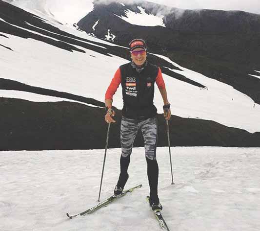 20 BIATLON štvrtok 13. 9. 2018 Nasťa na bežkách na snežných jazykoch pod sopkou Avača. FOTO FACEBOOK (ak) Nasťa počas výstupu na sopku Avača.