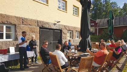 M50 Haastajatourin rankingin voittanut Rauma Golfin Jari Anttila Porvoo Golfin klubitalon eessä.