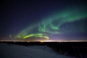 23:30 yllättäen alkoi vähän näyttävämpää tulitusta ja puolen yön aikaan kun pyörätien valaistus oli jo sammunut oli lisää aktiivisuutta mutta edellisyötä
