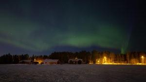 Touhuilin pihalla ja samalla katselin nousevaa ohutta pilveä. Kohta voi halottaa. Kävin laittamassa kameran valmiiksi. Palasin ulos.