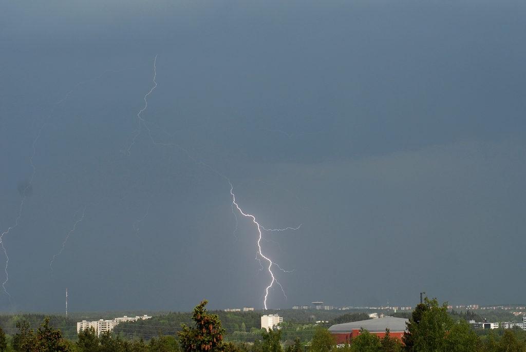 Jo huhtikuun alussa eteläisen Suomen alueella ukkosti, mutta kyseinen ukkonen sisälsi lähinnä pilvisalamoita.