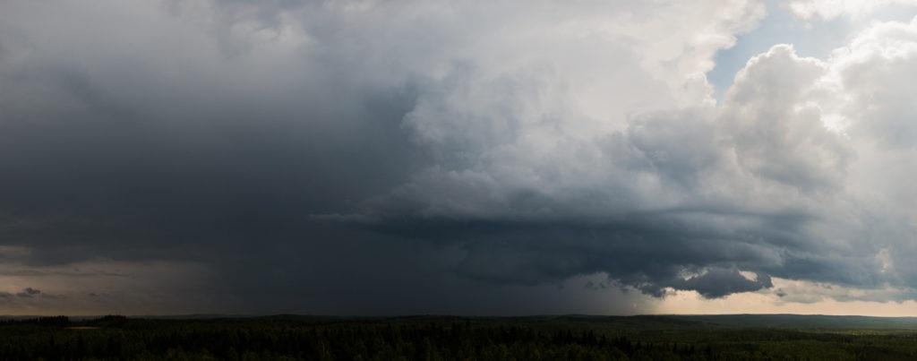 ettemme lähteneet, sillä Siilinjärven pohjoispuolella alkoi tapahtumaan ja näiden solujen liikesuunta oli juuri passeli havaintopaikallemme.